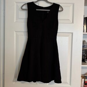 Elegant Black Sleeveless Dress with as Scallop Neckline